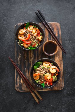 Kızarmış soba ve karides stir