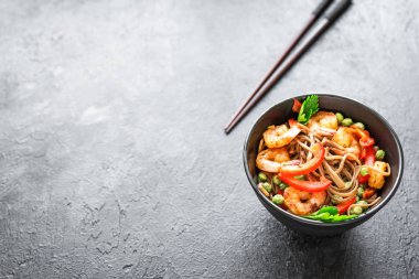 Kızarmış soba ve karides stir