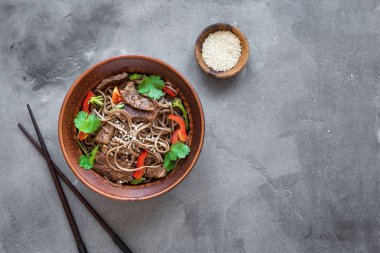 Kızarmış soba ve sığır eti ilave edin