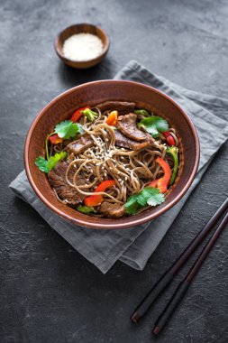 Kızarmış soba ve sığır eti ilave edin