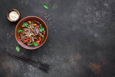 Kızarmış soba ve sığır eti ilave edin