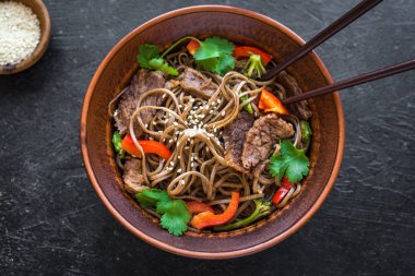 Kızarmış soba ve sığır eti ilave edin