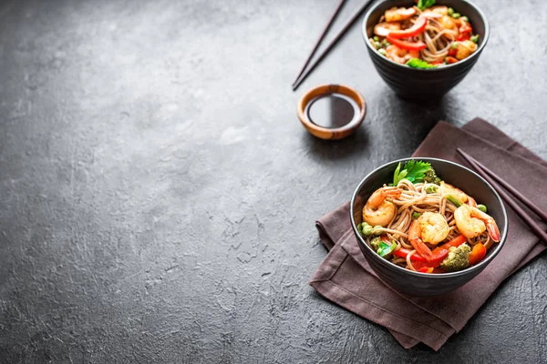 Wokad soba och räkor — Stockfoto