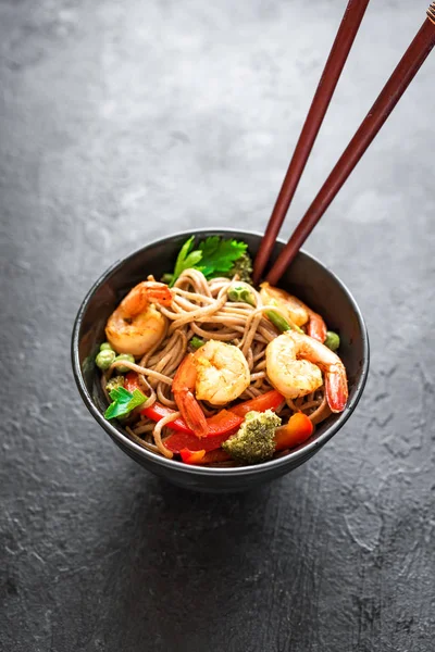 Wokad soba och räkor — Stockfoto