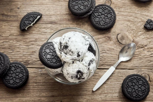 Cookie-k és a tejszín, házi készítésű fagylalt — Stock Fotó