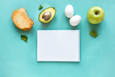 Mavi üzerinde sağlıklı kahvaltı