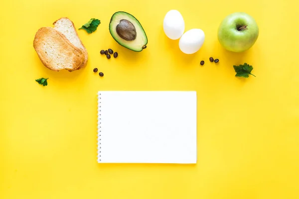 Desayuno saludable en amarillo —  Fotos de Stock