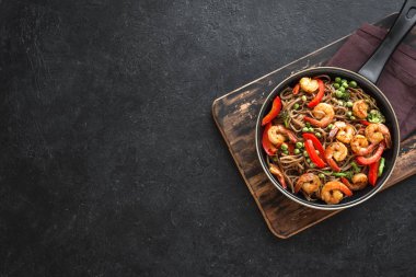 Kızarmış karides soba karıştırın 