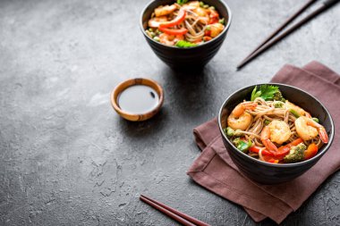 Kızarmış karides soba karıştırın