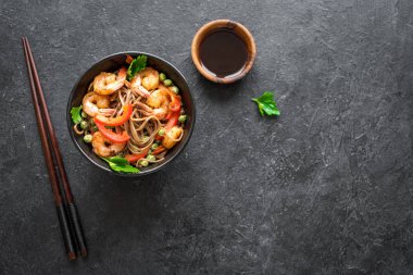 Kızarmış karides soba karıştırın