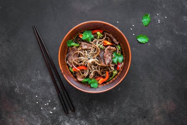 Biftek ve soba ile karıştırın Fry