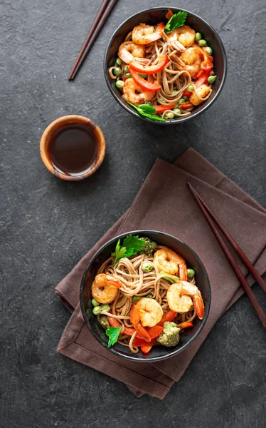 Kızarmış karides soba karıştırın