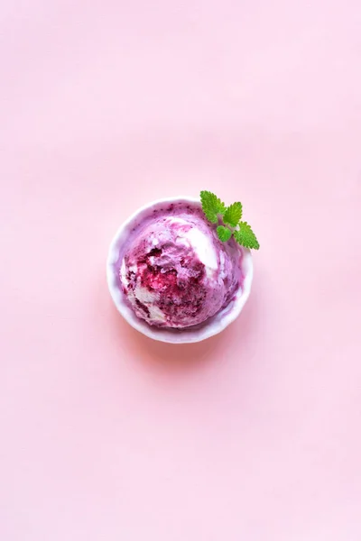 粉红的冰激淋勺 — 图库照片