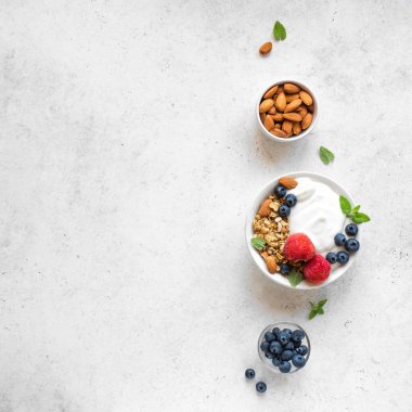 Yoğurt ve böğürtlenli granola