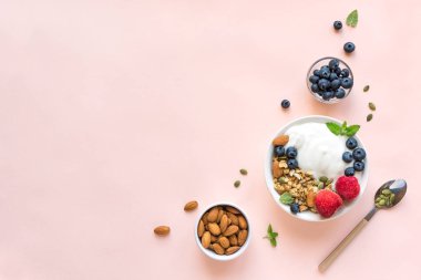 Yoğurt ve granola ile sağlıklı kahvaltı