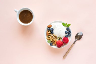 Yoğurt ve granola ile sağlıklı kahvaltı