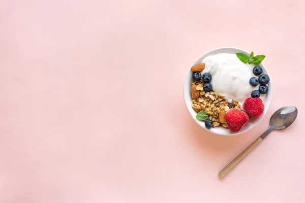 Yogurt with granola and berries — Stock Photo, Image