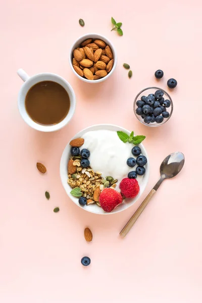 Gezond ontbijt met yoghurt en granola — Stockfoto