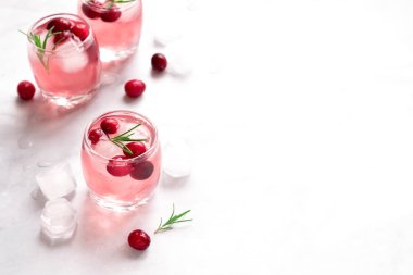 Kızılcık votka kokteyl