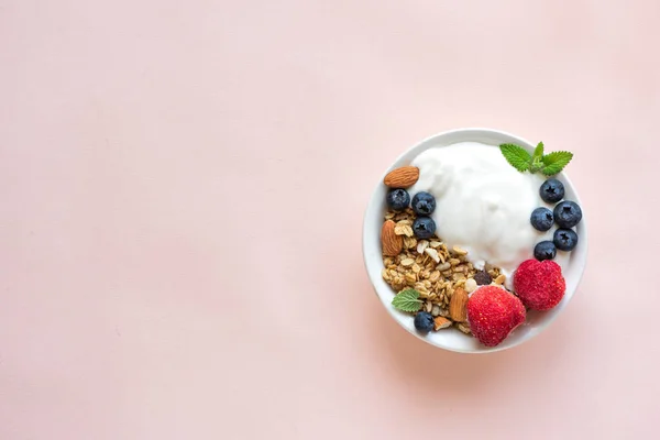 Granola with yogurt and berries — Stock Photo, Image