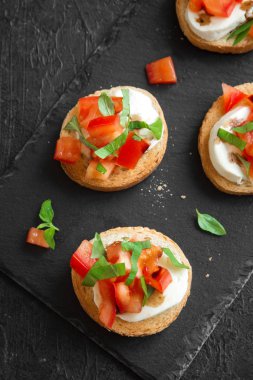 İtalyan caprese bruschetta