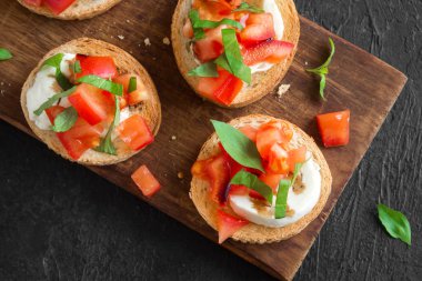 İtalyan caprese bruschetta