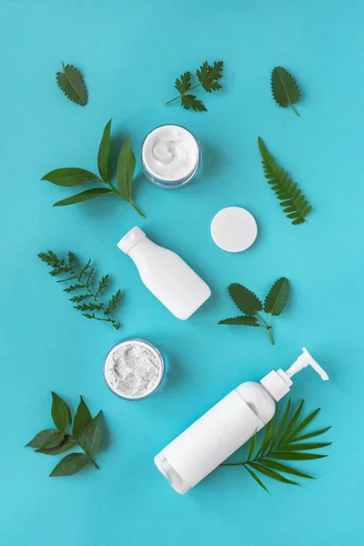 Natural cosmetics and leaves — Stock Photo, Image