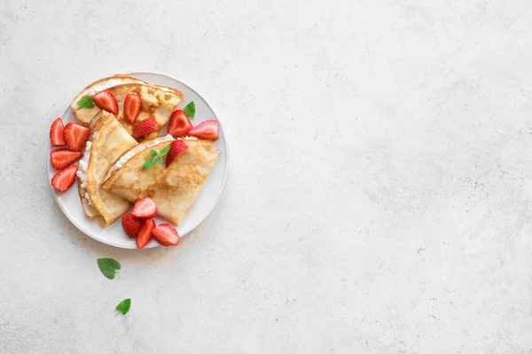 Crêpes mit Erdbeeren — Stockfoto