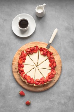 peynirli kek çilek ile