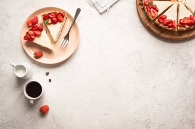 peynirli kek çilek ile