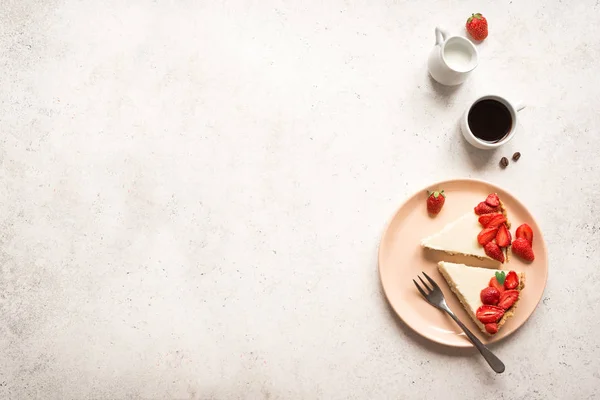 Cheese cake with strawberries — Stock Photo, Image