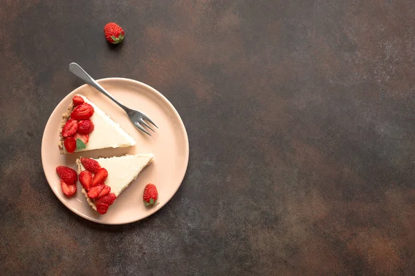 Käsekuchen mit Erdbeeren — Stockfoto