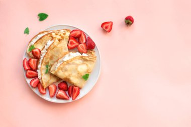 Ricotta ile krep, çilek