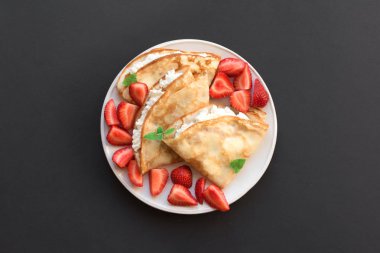 Ricotta ile krep, çilek