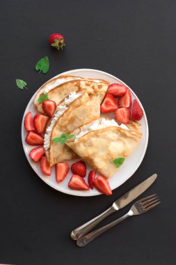 Ricotta ile krep, çilek