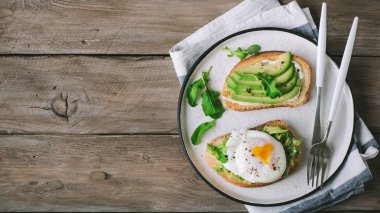 Kavrulmuş yumurtalı avokado sandviçi.