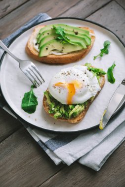 Kavrulmuş yumurtalı avokado sandviçi.