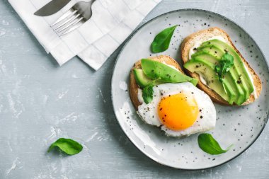 Avokado yumurtalı sandviç