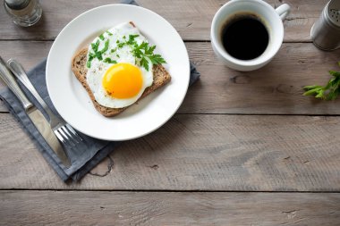 Kızarmış yumurtalı sandviç