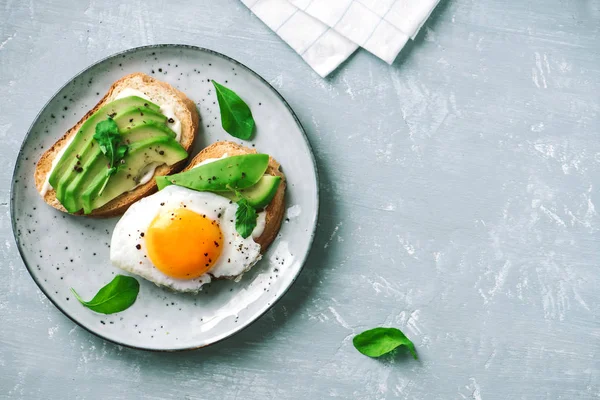 Avokado yumurtalı sandviç