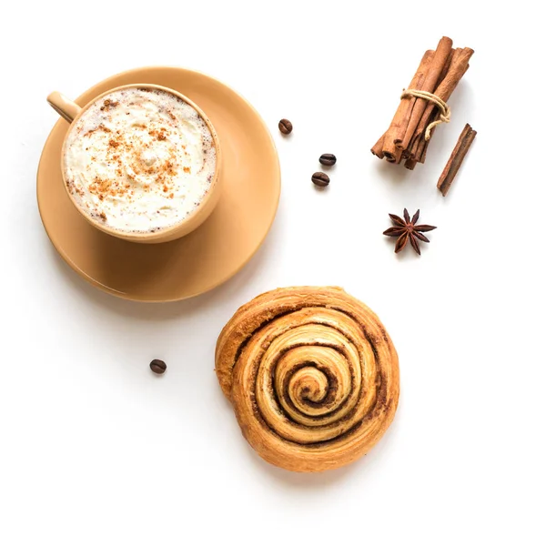 Kaffe och Cinnabon — Stockfoto