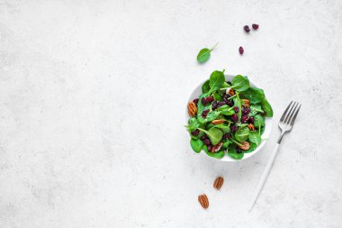 Pekan fındık ve kuru kızılcık salatası