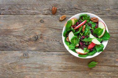 Ispanak, cevizli fındık ve kuru kızılcık ile elma salatası
