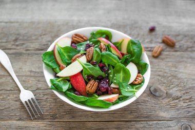 Pekan fındık, elma ve kuru kızılcık salatası