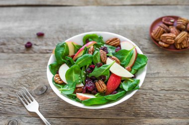 Pekan fındık, elma ve kuru kızılcık salatası