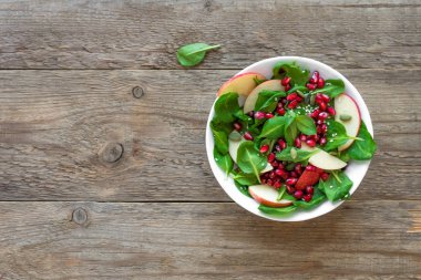 Ispanak, nar tohumu ile elma salatası