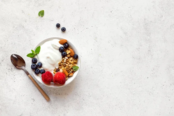 Müsli mit Joghurt und Beeren — Stockfoto