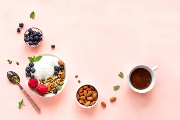 加酸奶和浆果的格拉诺拉 — 图库照片