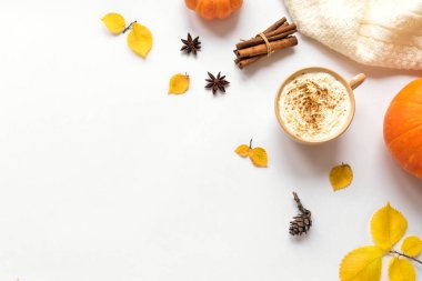 Sonbahar düz kahve ile yatıyordu