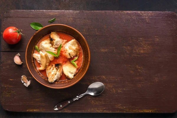 Ekmekli domates çorbası.